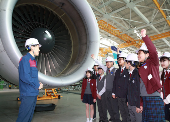 20일 아시아나항공의 인천국제공항 제2격납고에서 열린 '색동창의STEAM교실'에서 부천중흥중학교 학생들이 강의를 듣고 있다. <아시아나항공 제공>